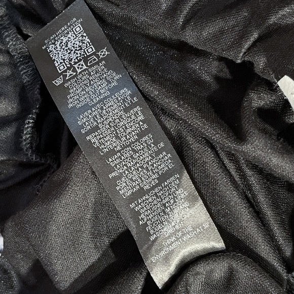 ASOS Design Textured Beach Shorts - Black - Picture 9 of 9